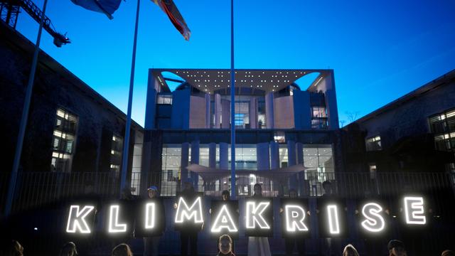 Demonstranten der Fridays For Future Bewegung haben einen LED-Schriftzug Klimakrise bei einer Protestaktion unter dem Motto Klimakrise made by Merz im Vorfeld der UN-Klimakonferenz COP30 in Brasilien vor dem Kanzleramt in Berlin Deutschland angebracht. Demonstranten der Fridays For Future Bewegung haben einen LED-Schriftzug Klimakrise bei einer Protestaktion unter dem Motto Klimakrise made by Merz im Vorfeld der UN-Klimakonferenz COP30 in Brasilien vor dem Kanzleramt in Berlin Deutschland angebracht.