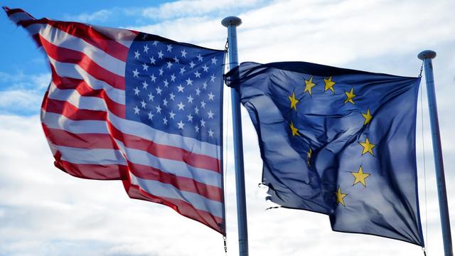 Die Fahnen der Vereinigten Staaten und der Europäischen Union wehen nebeneinander