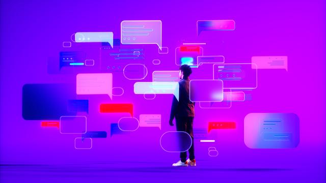 Digital erzeugtes Bild eines jungen Mannes, der einen Anzug trägt, auf einer violetten Rampe steht und auf mehrere Chat-Symbole blickt. Kommunikationskonzept für einen Chatbot mit künstlicher Intelligenz.
