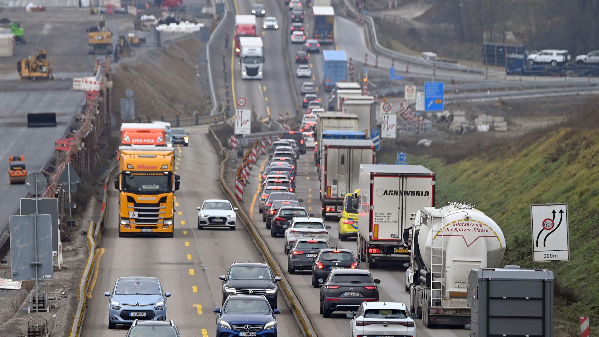 Autos stehen im Stau auf einer Autobahn bei einer Baustelle.