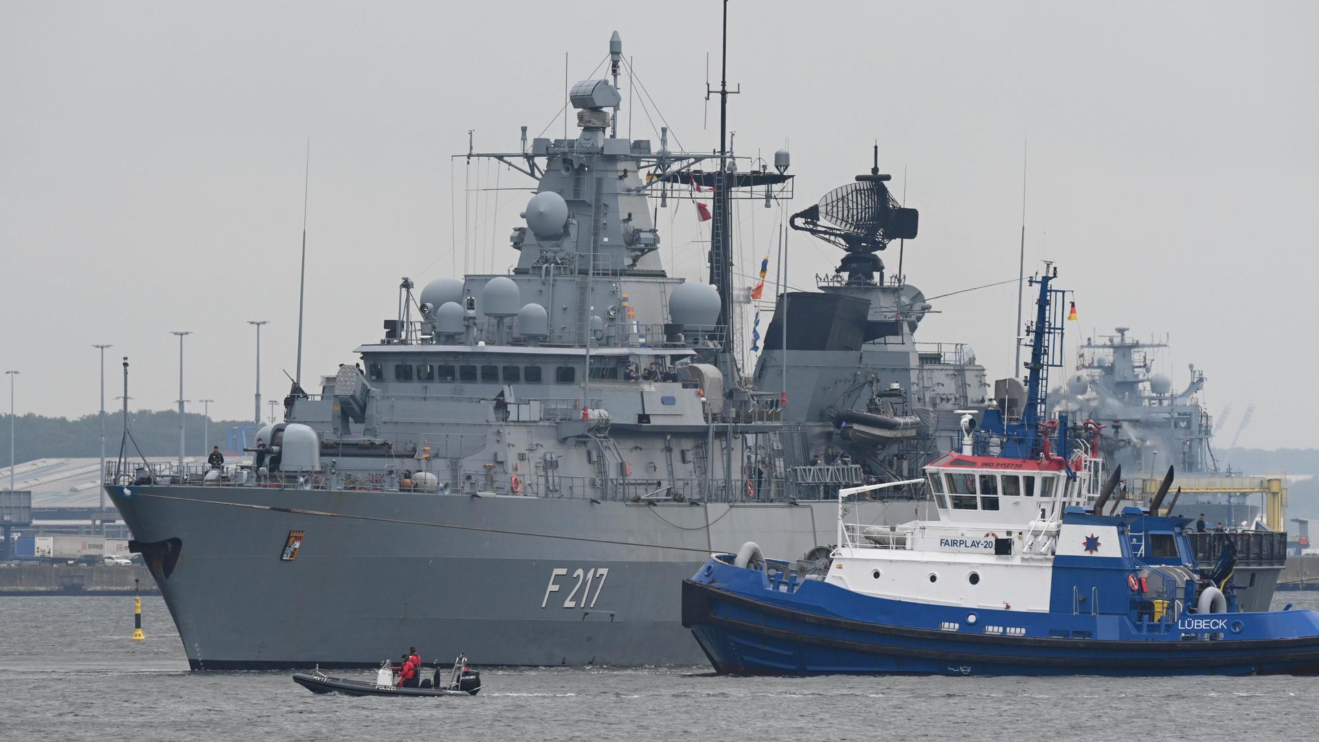 Die Fregatte „Bayern“ nimmt zum Start des Manövers Baltic Operations (BALTOPS) vom Hafen Warenmünde aus Kurs auf die Ostsee. Die Fregatte „Bayern“ nimmt zum Start des Manövers Baltic Operations (BALTOPS) vom Hafen Warenmünde aus Kurs auf die Ostsee.