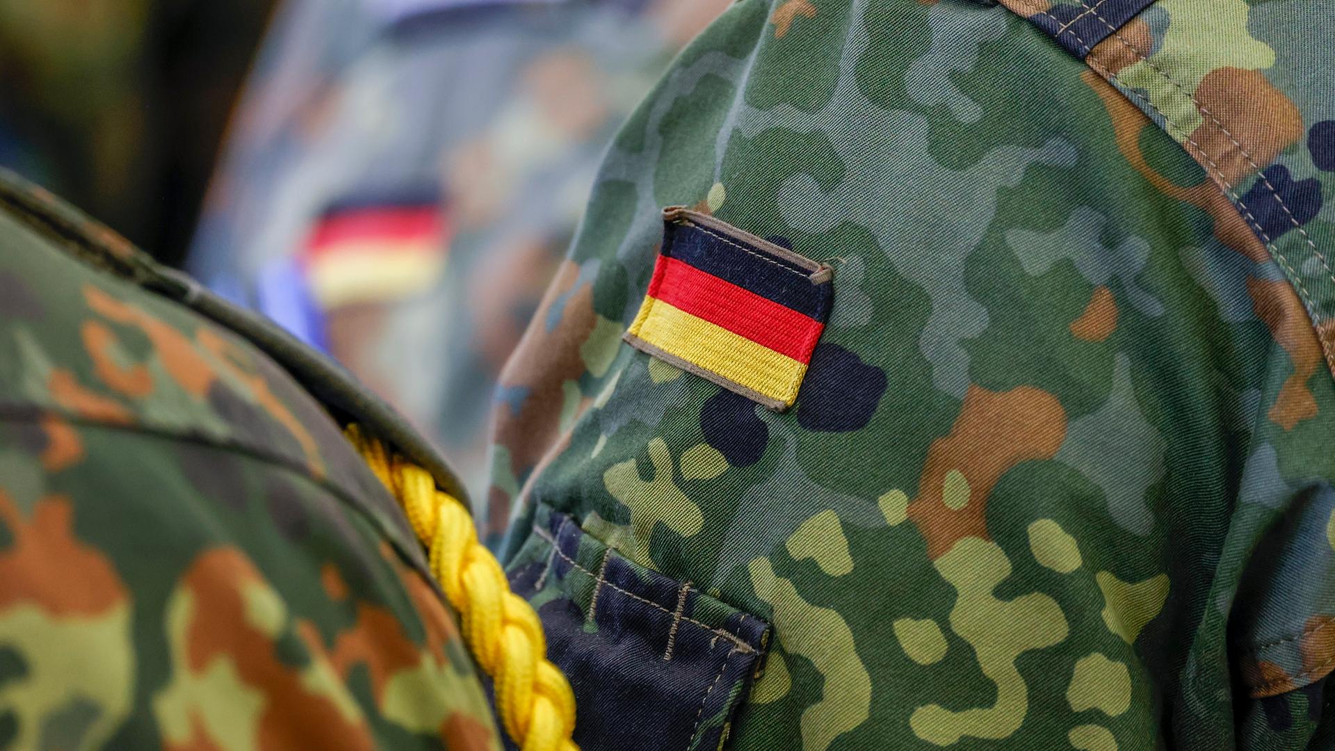 Nahaufnahme der Uniform eines Bundeswehrsoldaten, auf dem eine deutsche Nationalflagge zu sehen ist. Nahaufnahme der Uniform eines Bundeswehrsoldaten, auf dem eine deutsche Nationalflagge zu sehen ist.