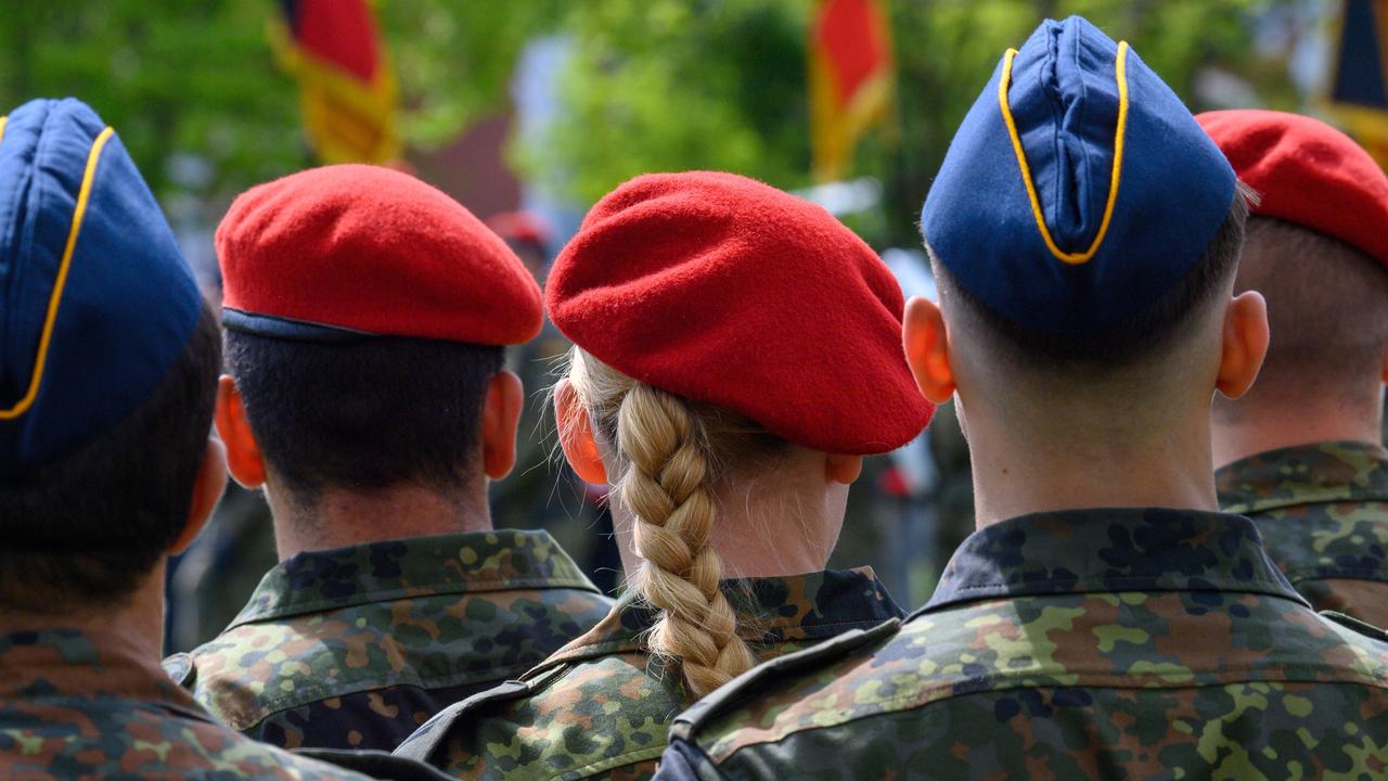 Soldatinnen und Soldaten der Bundeswehr sind im Goehtepark in Burg angetreten. 