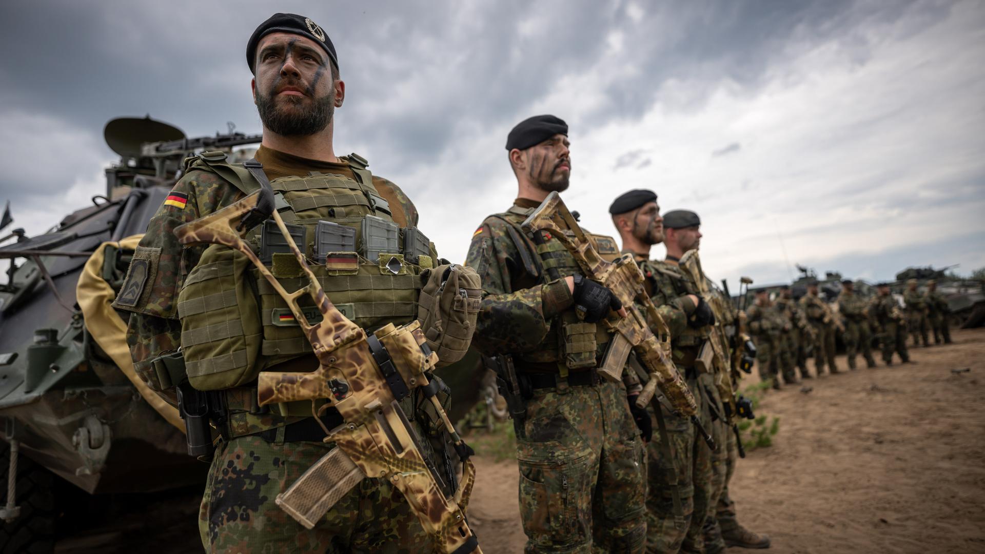 Soldaten der Bundeswehr in Uniform und mit Waffen in der Hand stehen beim Besuch von Kanzler Scholz im Camp Adrian Rohn. Bundeskanzler Scholz (SPD) hat Litauen zusätzliche militärische Unterstützung zugesagt. Soldaten der Bundeswehr in Uniform und mit Waffen in der Hand stehen beim Besuch von Kanzler Scholz im Camp Adrian Rohn. Bundeskanzler Scholz (SPD) hat Litauen zusätzliche militärische Unterstützung zugesagt.