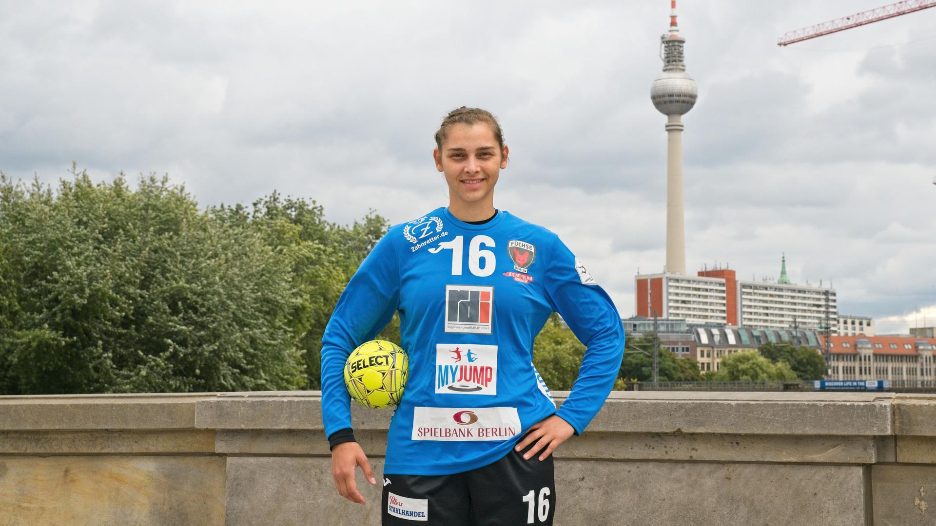 Chantal Pagel mit Handball vor dem Berliner Fernsehturm