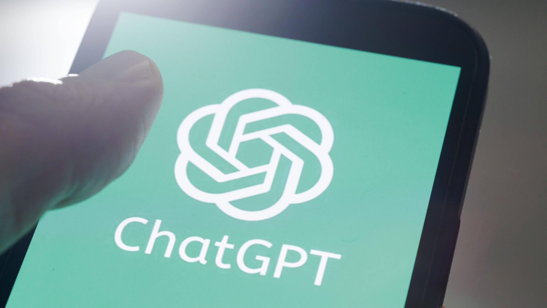 Das Logo des Chatbots ChatGPT des Unternehmens OpenAI ist auf einem Smartphone zu sehen. 