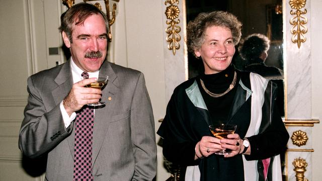 Eric Wieschaus und Christiane Nüsslein-Volhard stehen nebeneinander und nehmen einen Drink Eric Wieschaus und Christiane Nüsslein-Volhard stehen nebeneinander und nehmen einen Drink