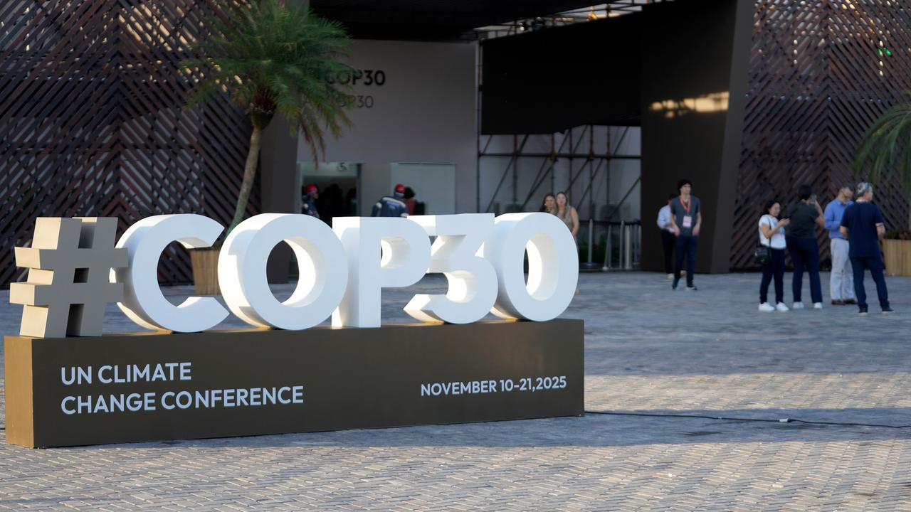 Ein Schriftzug für den bevorstehenden UNO-Klimagipfel COP30 steht vor dem Pressezentrum in Belem im brasilianischen Bundesstaat Para.