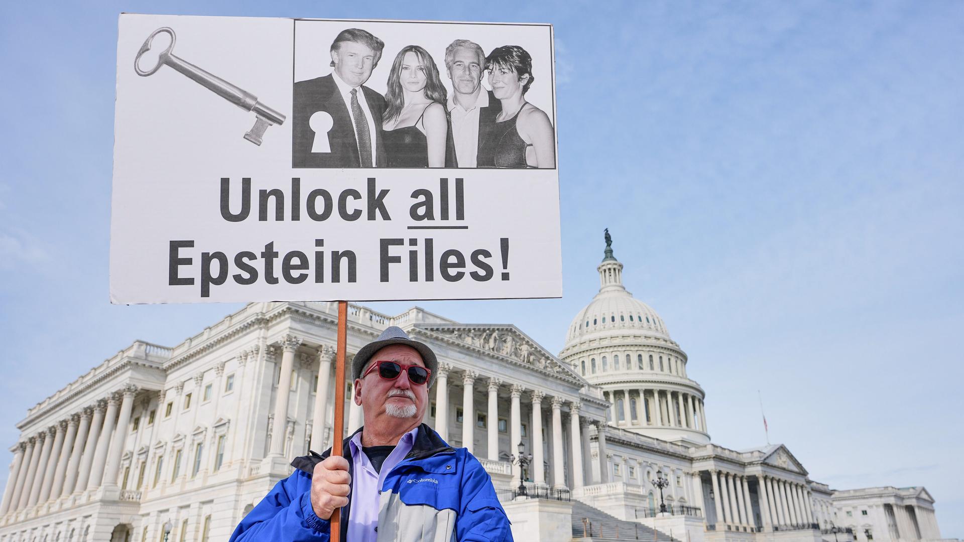 Gary Rush hält in Washington vor dem Kapitol ein Schild hoch. Darauf steht: Gebt alle Epstein-Akten frei!
