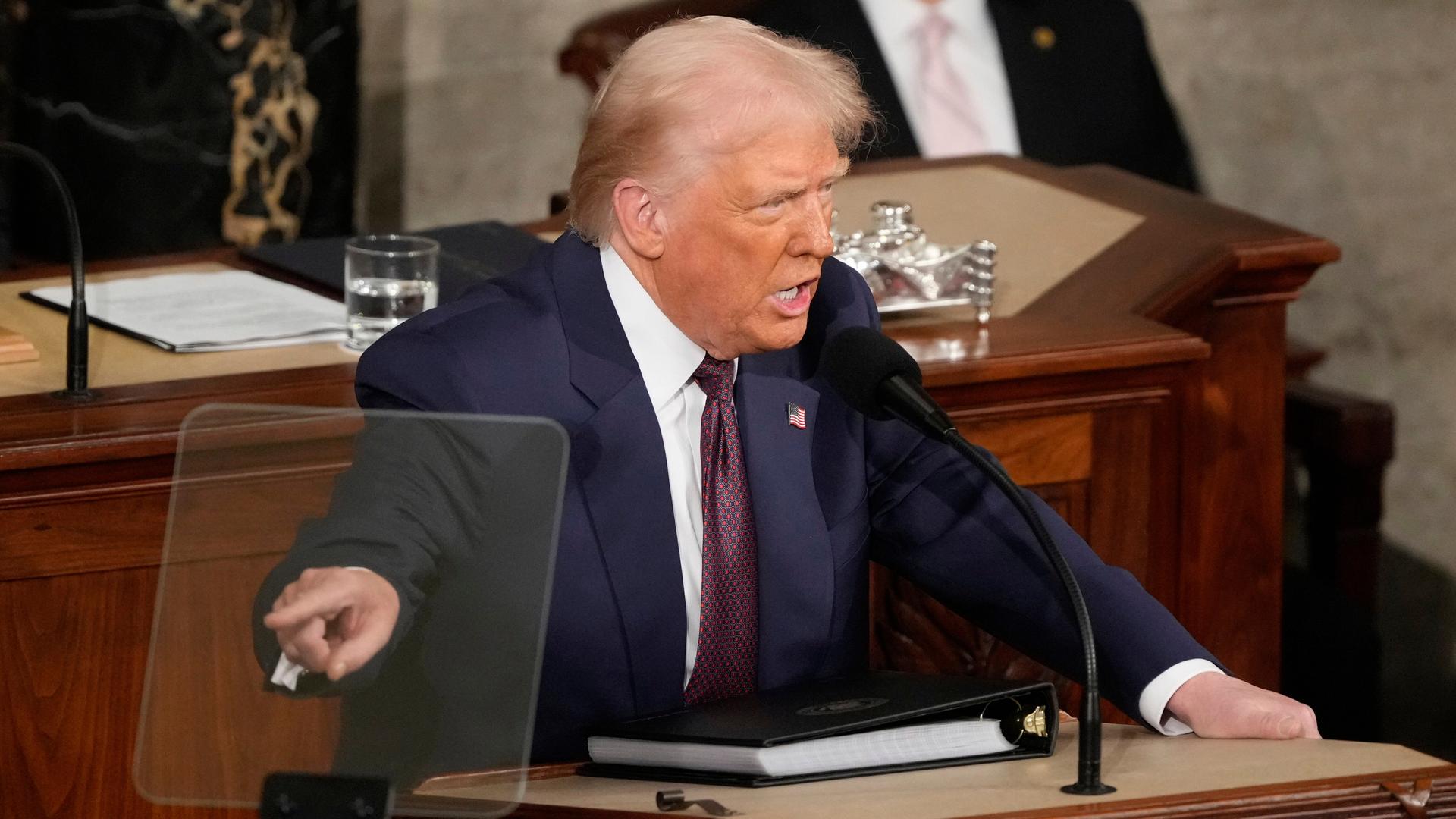 US-Präsident Donald Trump steht am 4. März 2025 an einem Redepult im Capitol US-Präsident Donald Trump steht am 4. März 2025 an einem Redepult im Capitol