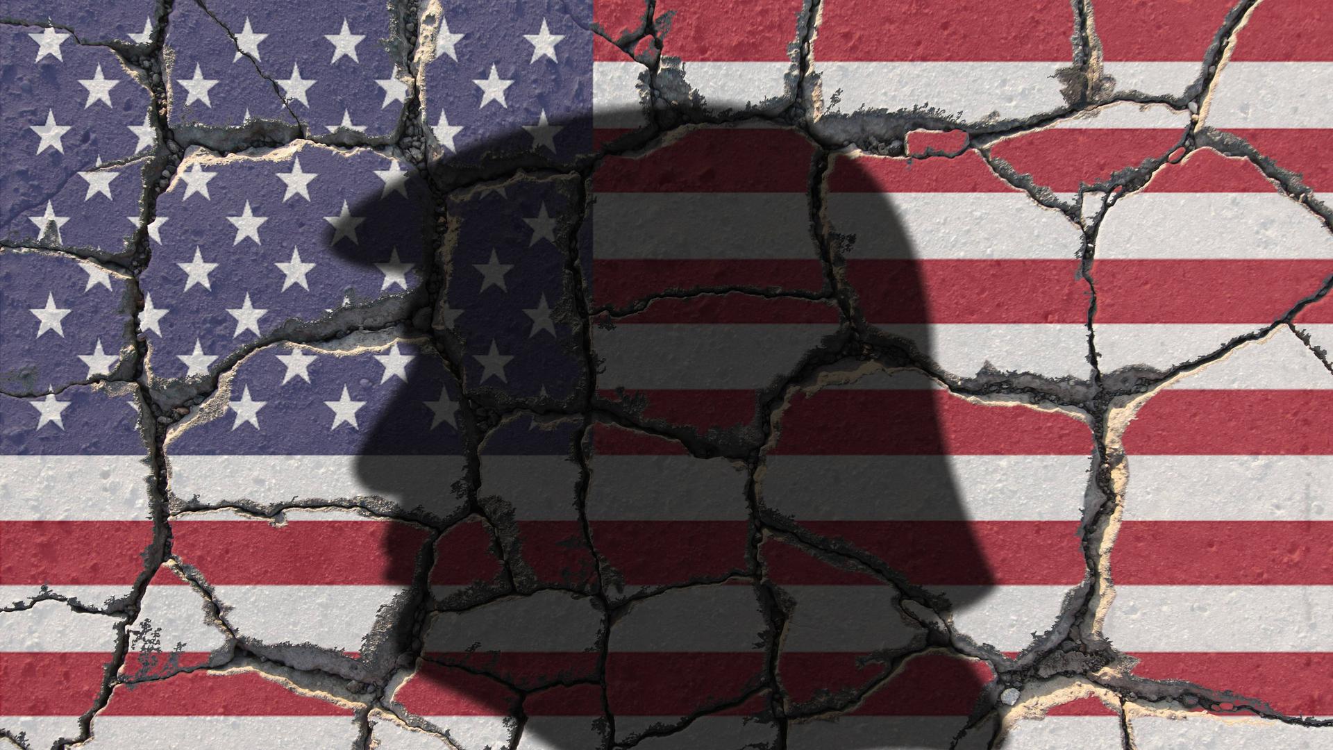 Silhouette von Donald Trump vor der USA-Flagge. Silhouette von Donald Trump vor der USA-Flagge.