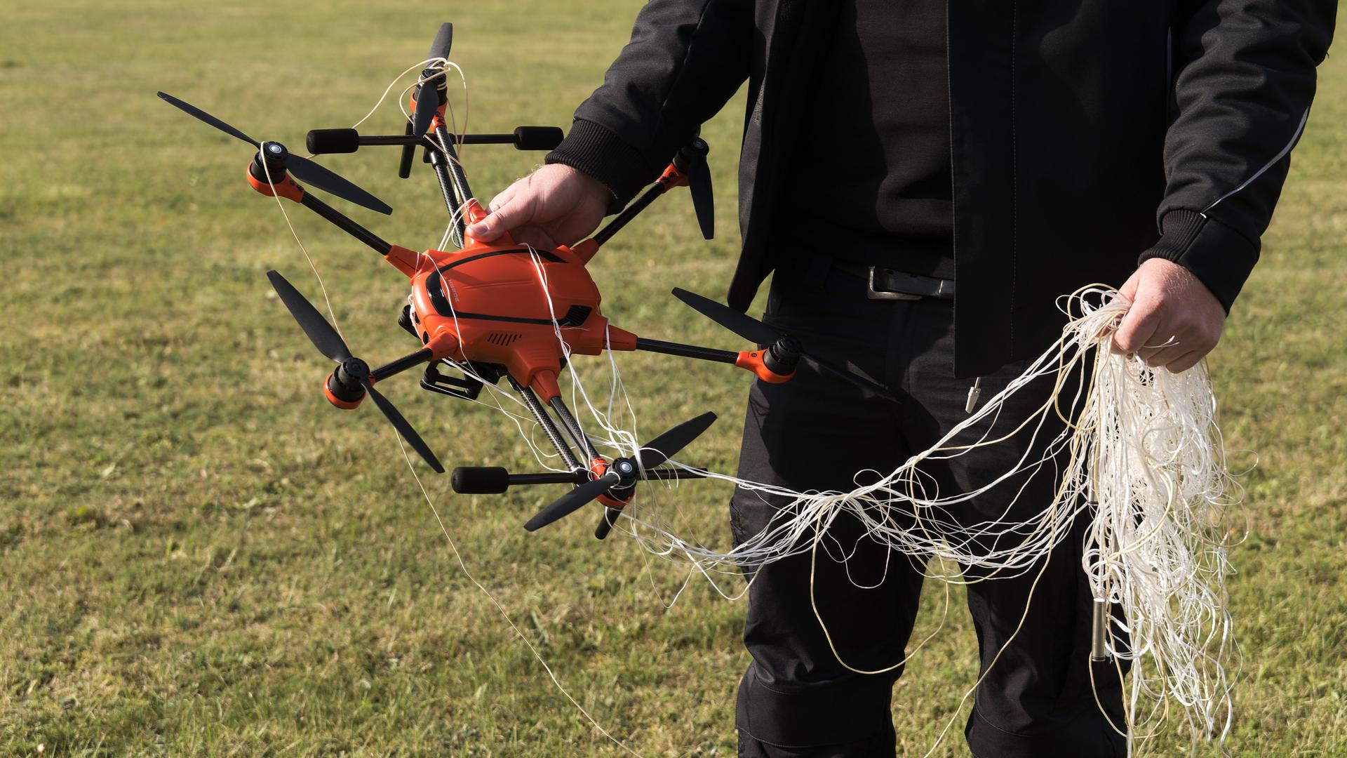 Die Abfangdrohne A1-Falke der Bundeswehr arbeitet mit einem Netz, um eindringende Drohnen unschädlich zu machen. Die Abfangdrohne A1-Falke der Bundeswehr arbeitet mit einem Netz, um eindringende Drohnen unschädlich zu machen.