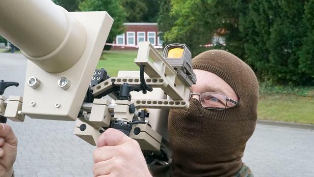 Die Bundeswehr präsentiert Geräte zur Drohnenabwehr.