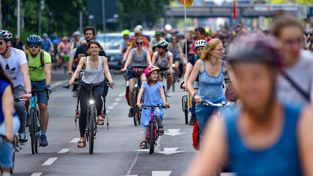 Fahrrad-Sternfahrt in Berlin: Fahrradfahrer radeln auf der Strasse des 17. Juni durch den Tiergarten in Richtung Siegessäule. Fahrrad-Sternfahrt in Berlin: Fahrradfahrer radeln auf der Strasse des 17. Juni durch den Tiergarten in Richtung Siegessäule.