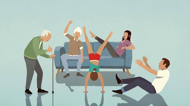 Glückliche Mehrgenerationen-Familie jubelt einem Mädchen zu, das im Wohnzimmer einen Handstand macht. Glückliche Mehrgenerationen-Familie jubelt einem Mädchen zu, das im Wohnzimmer einen Handstand macht.