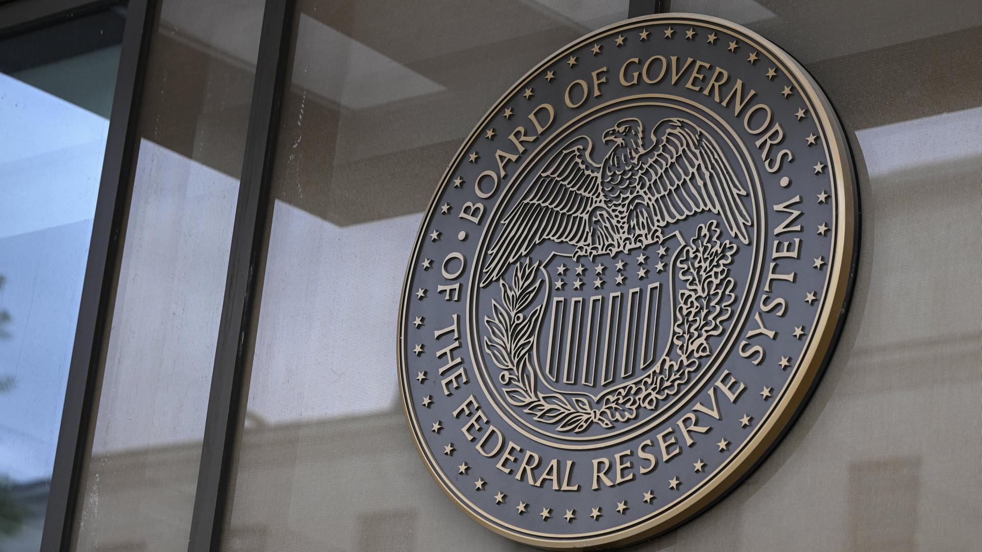 Schild der US-Notenbank Federal Reserve 
