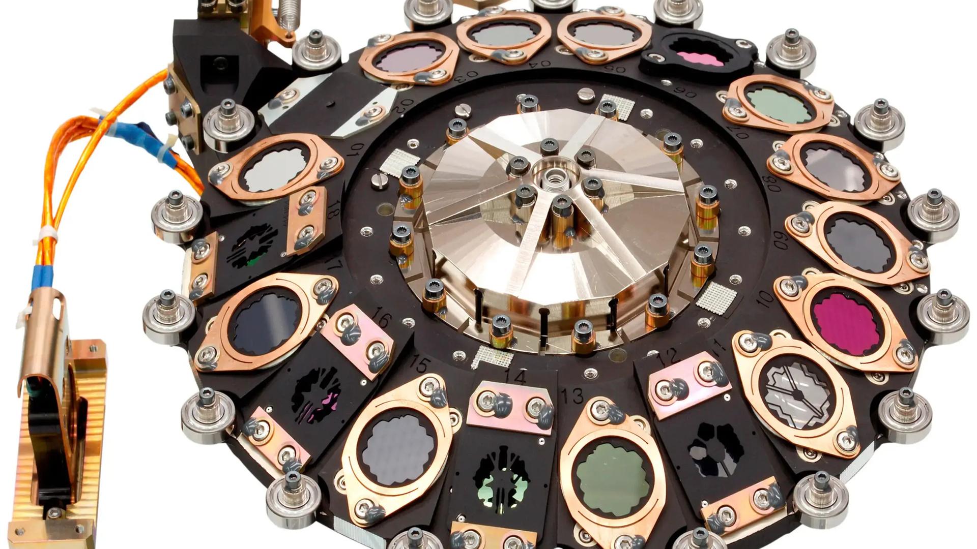 Mit Hilfe dieses gut 30 Zentimeter großen Filterrads enträtselt das James-Webb-Teleskop Galaxien in mehr als zehn Milliarden Lichtjahren Entfernung.