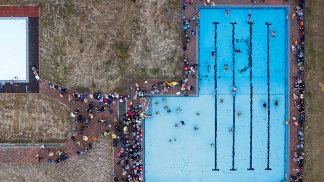 Das Bild zeigt eine Luftaufnahme des neuen Freibads in Drelsdorf am 1. November 2025. Mehrere Menschen schwimmen darin. Das Bild zeigt eine Luftaufnahme des neuen Freibads in Drelsdorf am 1. November 2025. Mehrere Menschen schwimmen darin.