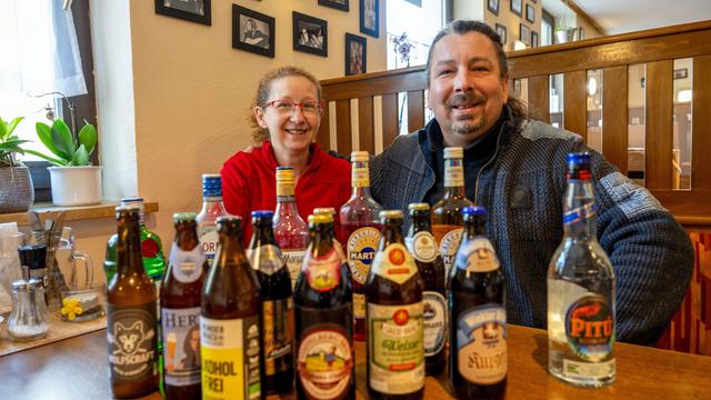 Kerstin Gößl und Vladimir Kloz sitzen hinter zahlreichen Flaschen alkoholfreier Biere und weiterer alkoholfreier Getränke Kerstin Gößl und Vladimir Kloz sitzen hinter zahlreichen Flaschen alkoholfreier Biere und weiterer alkoholfreier Getränke