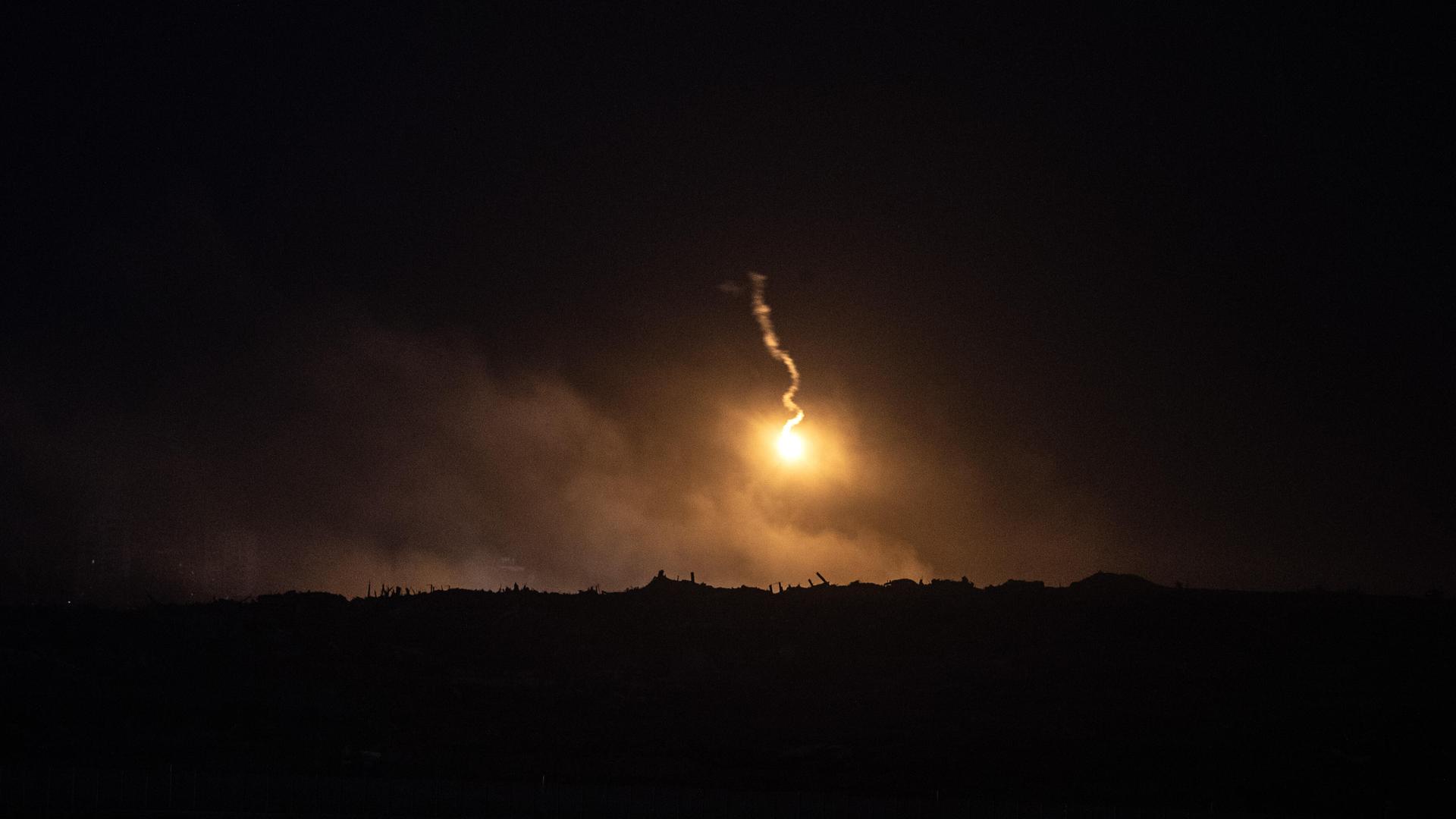 Die Nachtaufnahme zeigt einen Luftangriff im Gazastreifen nahe der Grenze bei Siderot am 29.10.2025