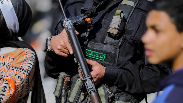 Eine Nahaufnahme eines bewaffneten Hamas-Kämpfers, der eine Waffe in der Hand hält.