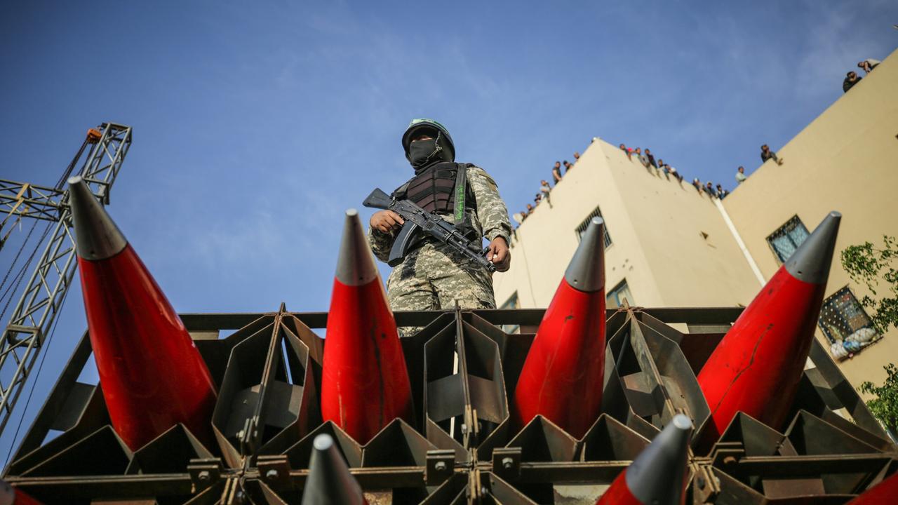 Mitglied der Ezz-Al Din Al-Qassam Brigade, dem bewaffneten Arm der Hamas auf einem Lkw mit Raketen in Nord-Gaza. 30. Mai 2021.