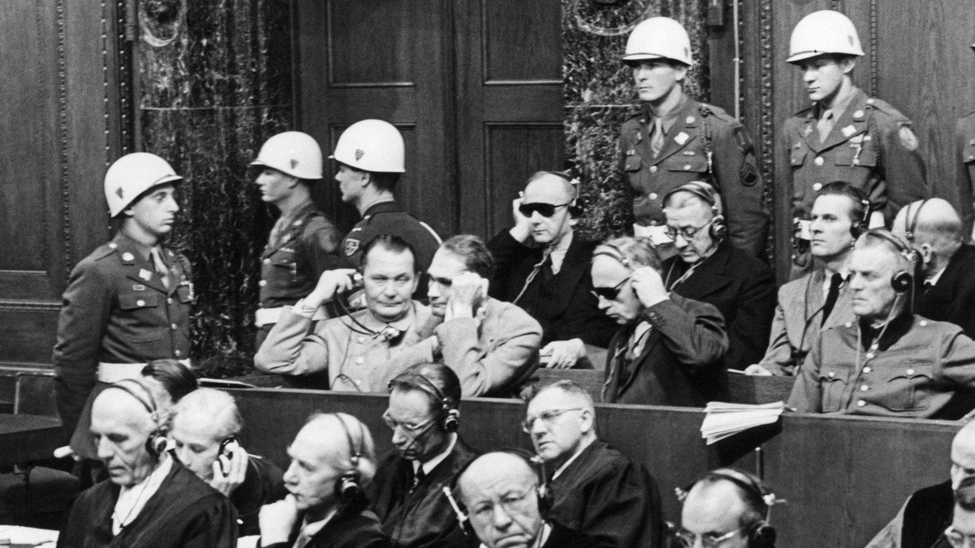 Nürnberger Prozesse, 1. Reihe v.l. Hermann Göring, Rudolf Heß, Joachim von Ribbentrop, Wilhelm Keitel dahinter 2. Reihe: Erich Raeder, Baldur von Schirach, Fritz Sauckel.