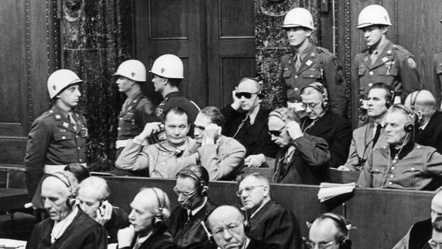 Nürnberger Prozesse, 1. Reihe v.l. Hermann Göring, Rudolf Heß, Joachim von Ribbentrop, Wilhelm Keitel dahinter 2. Reihe: Erich Raeder, Baldur von Schirach, Fritz Sauckel.