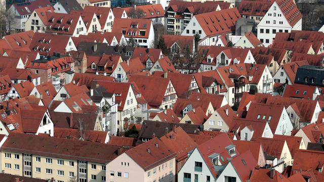 Geziegelte Dächer von Wohnhäusern stehen eng gedrängt in der Altstadt von Ulm in Baden-Württemberg.