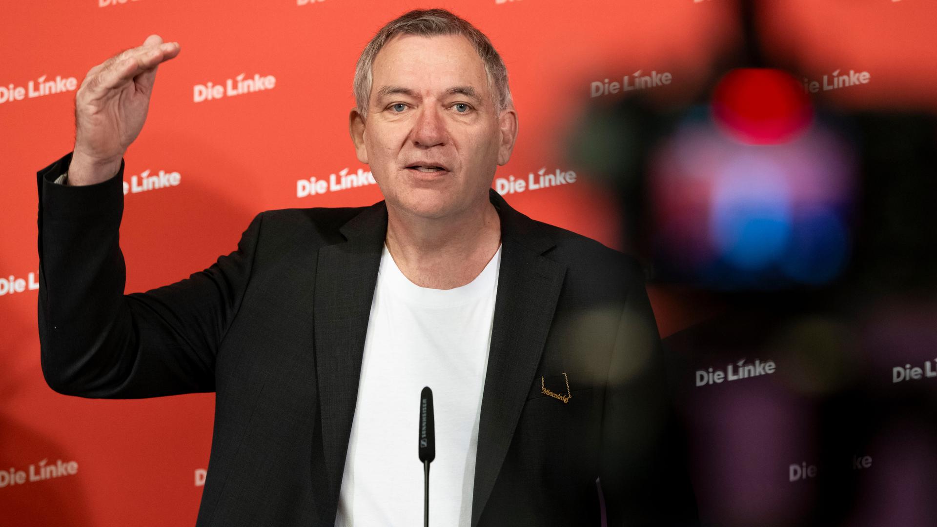 Jan van Aken spricht auf einer Pressekonferenz im Karl-Liebknecht-Haus in Berlin am 13. Oktober 2025 in ein Mikrofon Jan van Aken spricht auf einer Pressekonferenz im Karl-Liebknecht-Haus in Berlin am 13. Oktober 2025 in ein Mikrofon