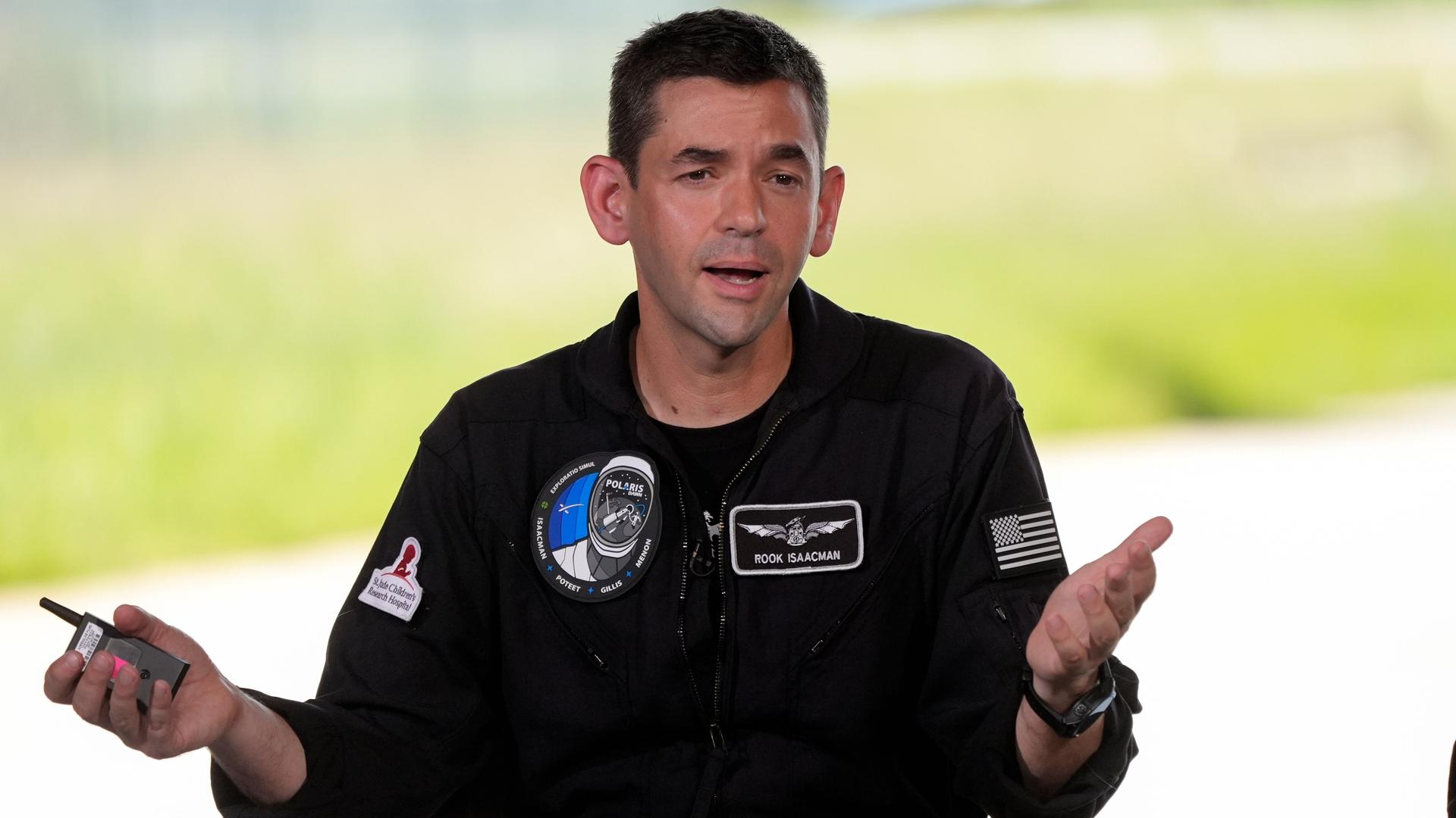 Ein sportlich aussehender Mann mit kurzen brauen Haaren spricht bei einer Pressekonferenz am Kennedy Space Center in Cape Canaveral im US-Bundesstaat Florida. 