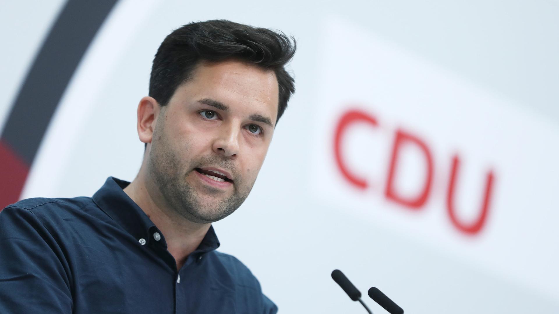 Johannes Winkel, Bundesvorsitzender Junge Union, steht an einem Pult und hält eine Rede Johannes Winkel, Bundesvorsitzender Junge Union, steht an einem Pult und hält eine Rede