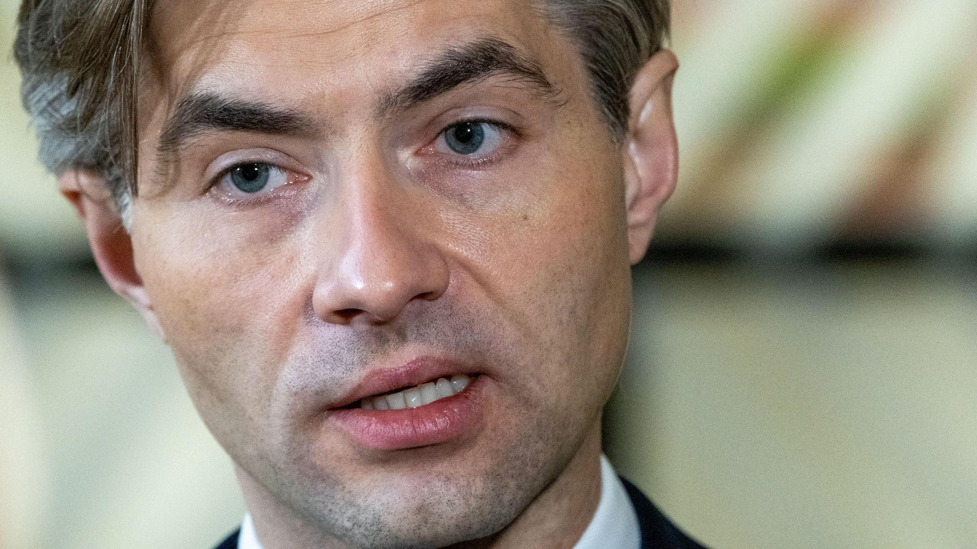 Kęstutis Budrys blickt in die Kamera. Kęstutis Budrys blickt in die Kamera.