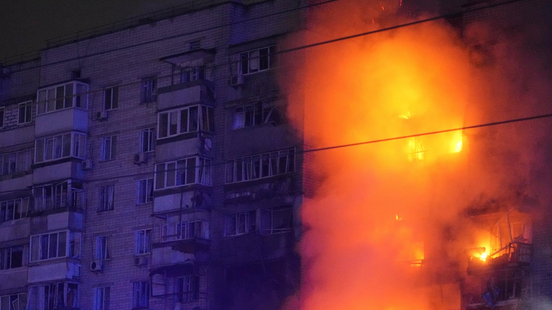 Ein Feuer brennt in einem Wohngebäude nach einem russischen Angriff in Wyschgorod, außerhalb von Kiew, Ukraine, am frühen Sonntagmorgen, dem 30. November 2025. Ein Feuer brennt in einem Wohngebäude nach einem russischen Angriff in Wyschgorod, außerhalb von Kiew, Ukraine, am frühen Sonntagmorgen, dem 30. November 2025.