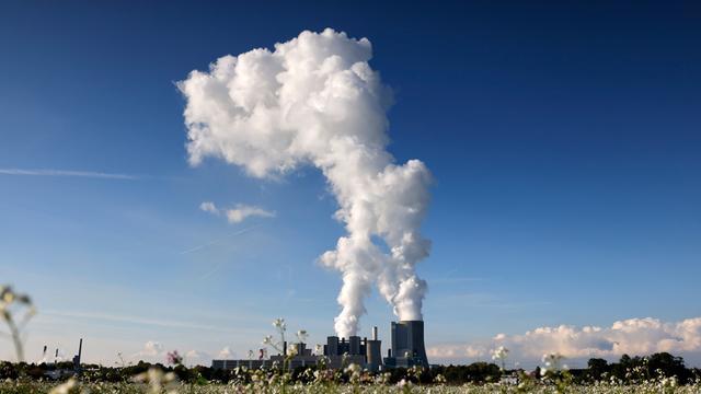 Dampfschwaden steigen in den klaren Herbsthimmel am Kohlekraftwerk Niederaußem des Stromkonzerns RWE. 
