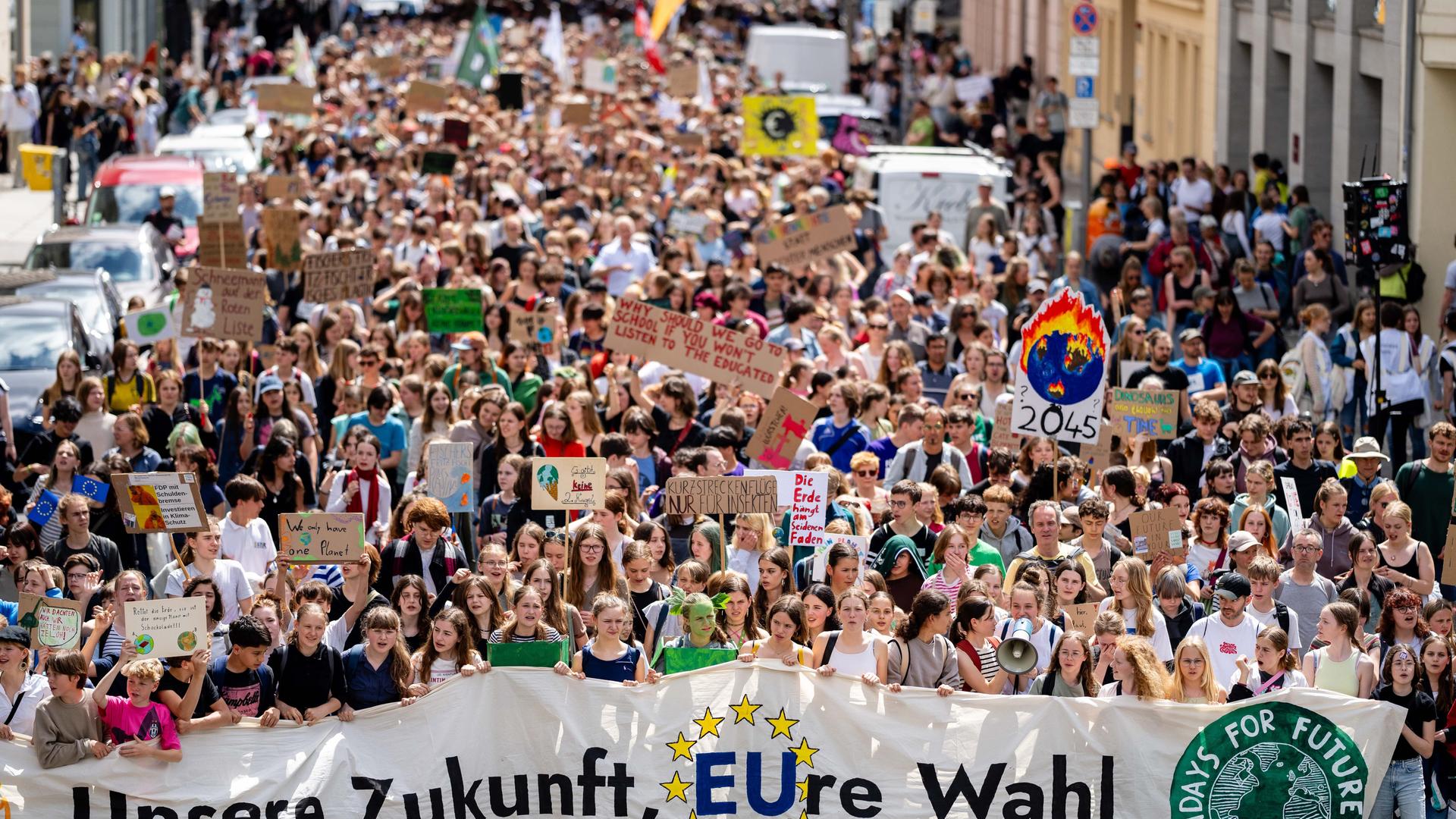 In Berlin demonstrieren mehrere tausend Menschen für mehr Klimaschutz. 