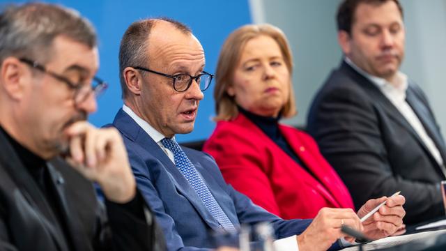Bundeskanzler Friedrich Merz (2.v.l., CDU), Lars Klingbeil (r, SPD), Bundesminister der Finanzen, Bärbel Bas (SPD), Bundesministerin für Arbeit und Soziales, und Markus Söder (CSU), Ministerpräsident von Bayern, nach dem Koalitionsausschuss.