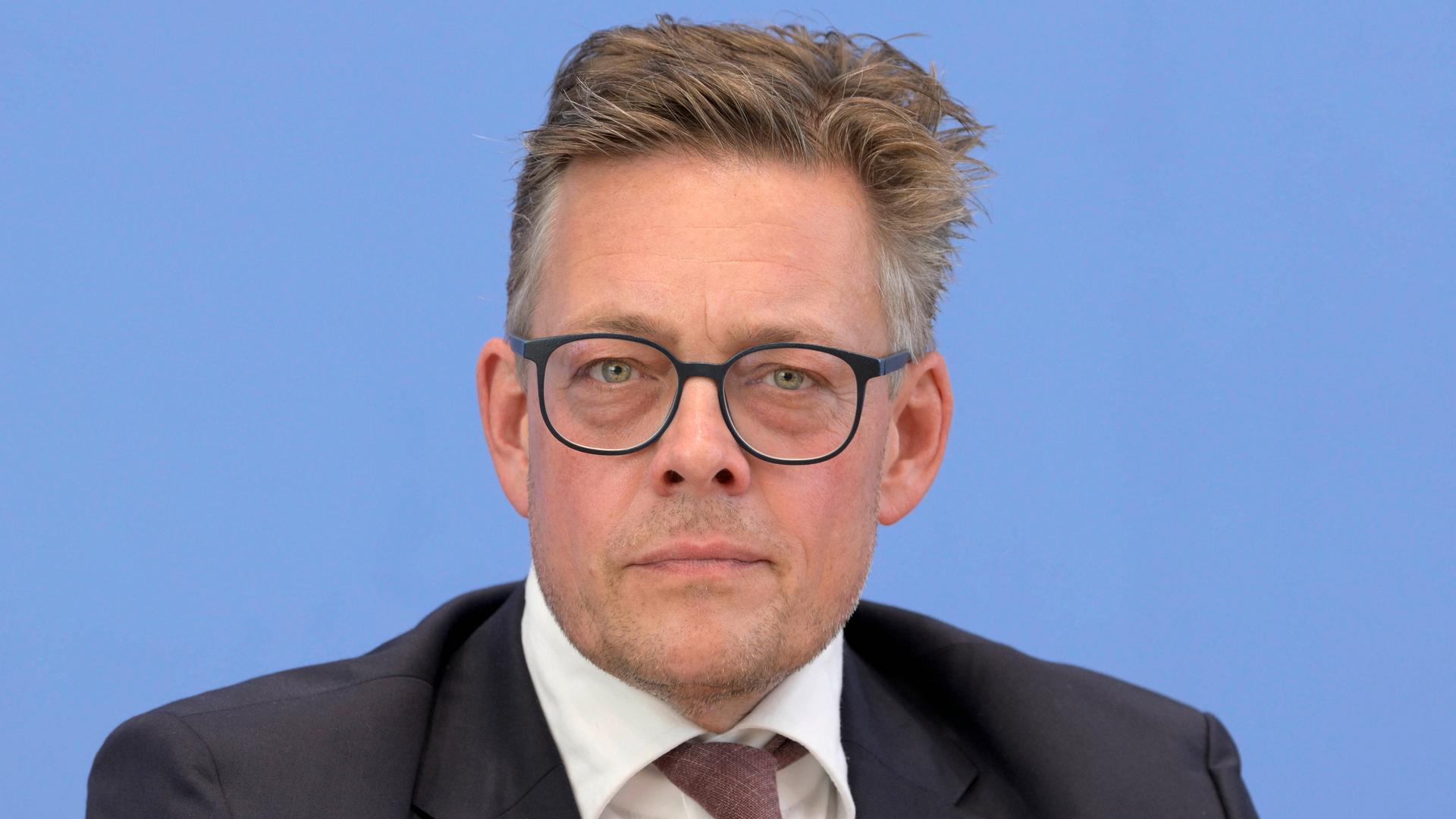 Konstantin von Notz blickt ernst in die Kamera. Konstantin von Notz blickt ernst in die Kamera.