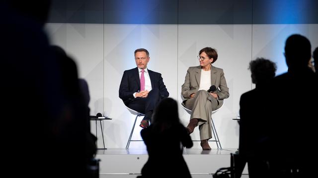 Christian Lindner und Bettina Stark-Watzinger sitzen nebeneinander. Christian Lindner und Bettina Stark-Watzinger sitzen nebeneinander.