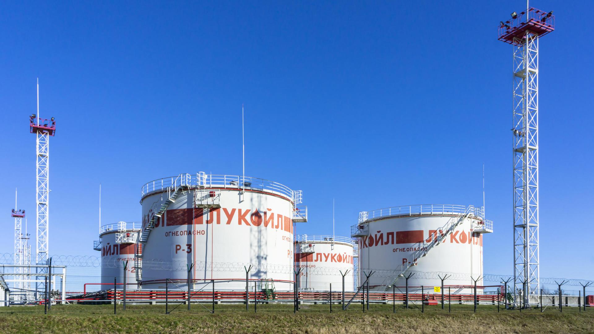 Große Erdöltank. Darauf ist das Logo der Erdölfirma Lukoil. Sie stehen in der russischen Region Kaliningrad. Große Erdöltank. Darauf ist das Logo der Erdölfirma Lukoil. Sie stehen in der russischen Region Kaliningrad.