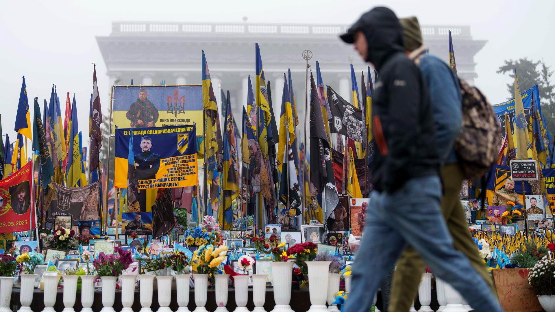 Zahllose blau-gelbe Fahnen der Ukraine stehen am Maidanplatz in Kiew Zahllose blau-gelbe Fahnen der Ukraine stehen am Maidanplatz in Kiew