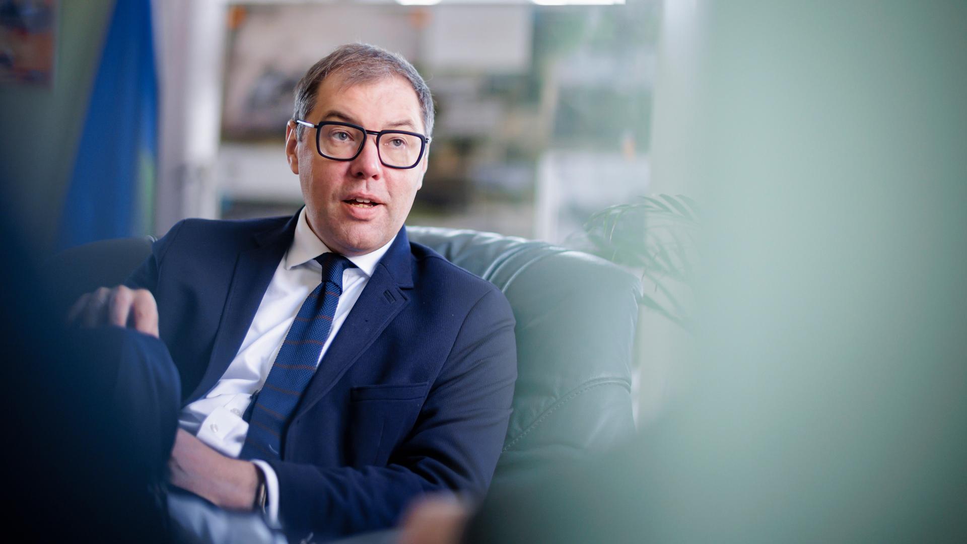 Oleksii Makeiev, Ukrainischer Botschafter in Deutschland, aufgenommen in seinem Buero in der Botschaft waehrend eines Interviews. Berlin, 25.04.2025. Oleksii Makeiev, Ukrainischer Botschafter in Deutschland, aufgenommen in seinem Buero in der Botschaft waehrend eines Interviews. Berlin, 25.04.2025.