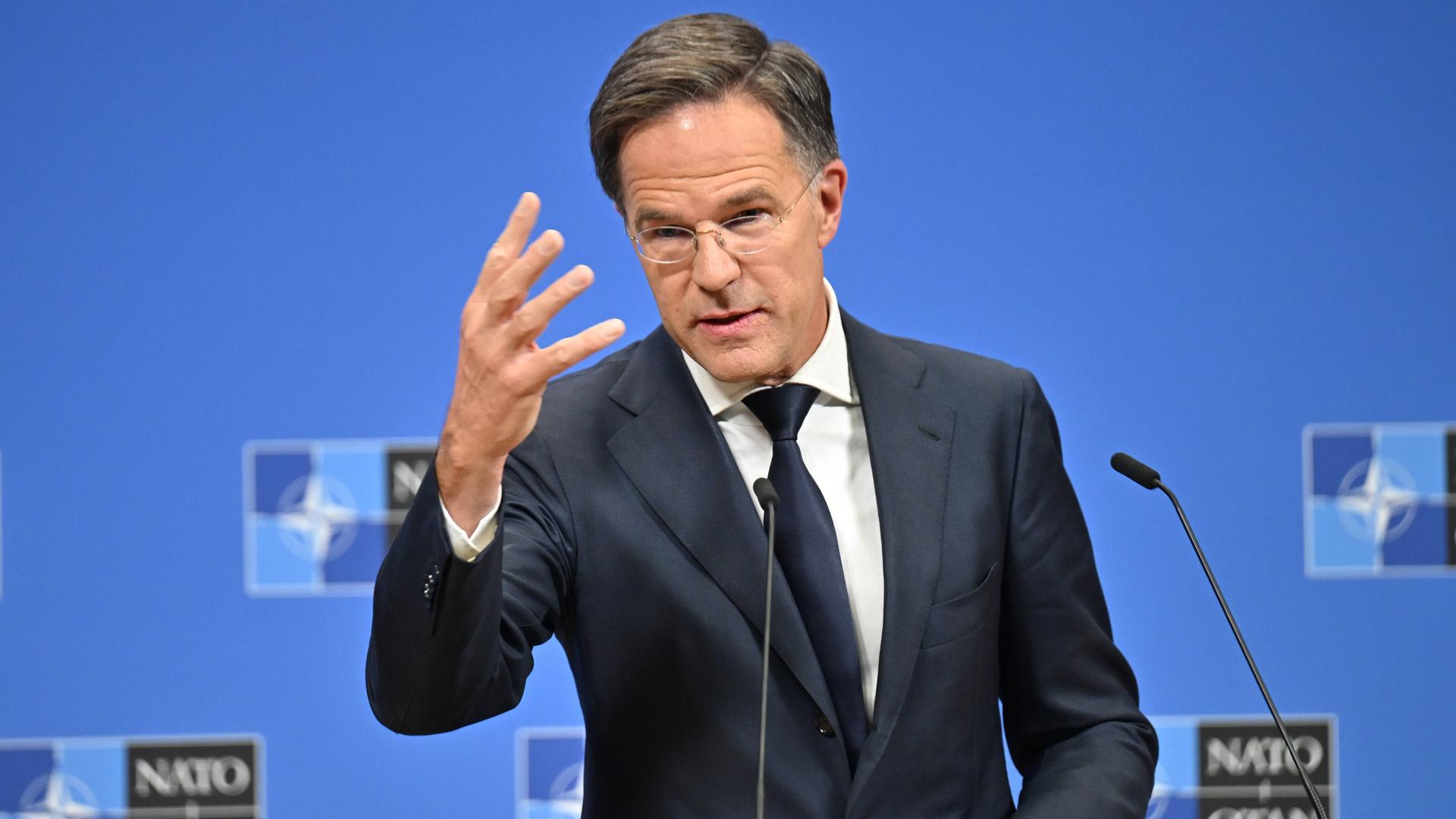 NATO-Generalsekretär Mark Rutte spricht an einem Rednerpult. NATO-Generalsekretär Mark Rutte spricht an einem Rednerpult.