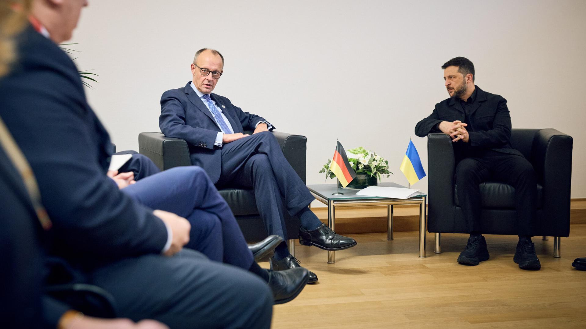Präsident Wolodymyr Selenskyj am 23.10.2025 beim EU-Gipfel in Brüssel neben Bundeskanzler Friedrich Merz Präsident Wolodymyr Selenskyj am 23.10.2025 beim EU-Gipfel in Brüssel neben Bundeskanzler Friedrich Merz