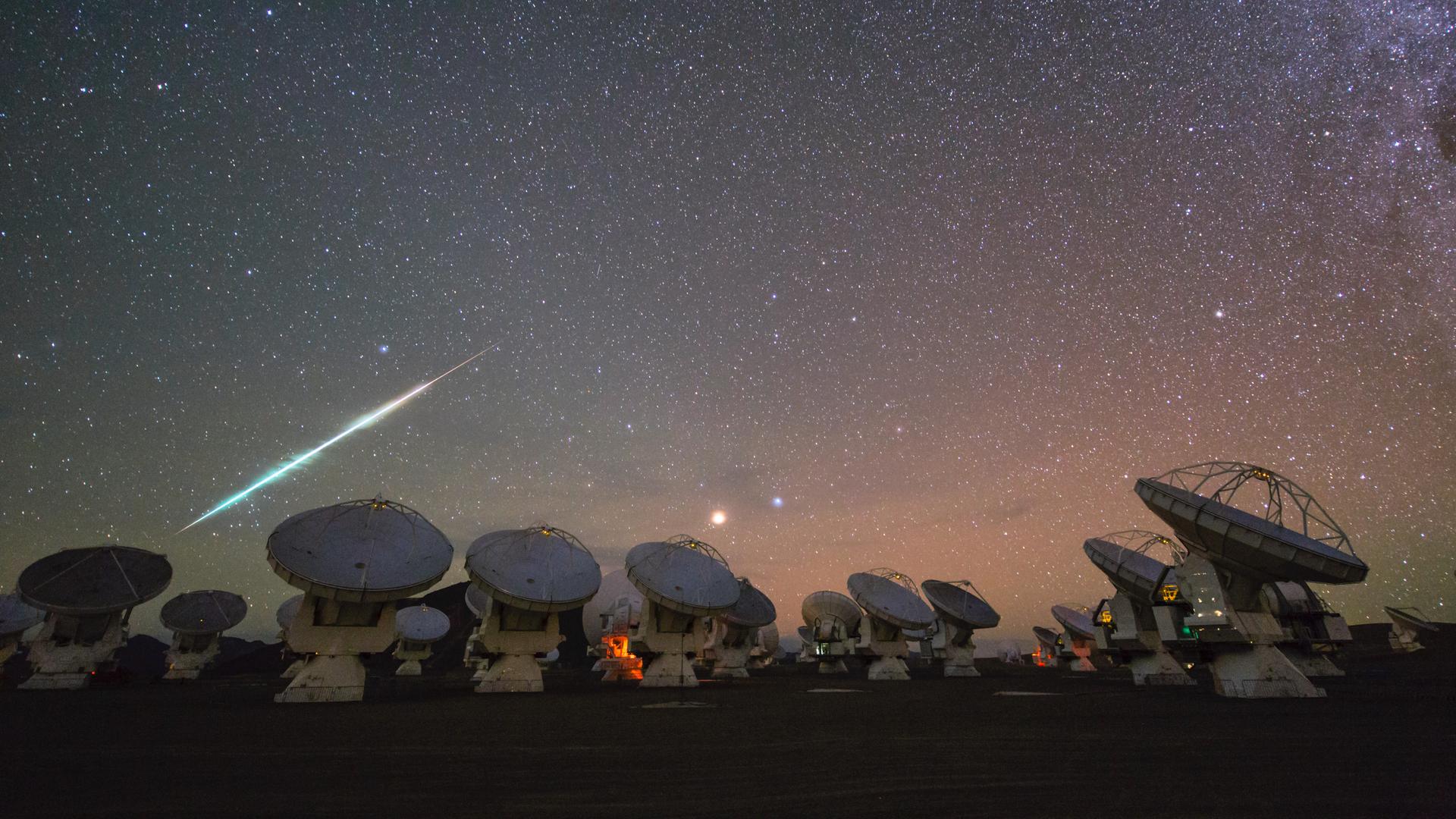Sternschnuppen am Nachthimmel über der Teleskopanlage Alma in Chile