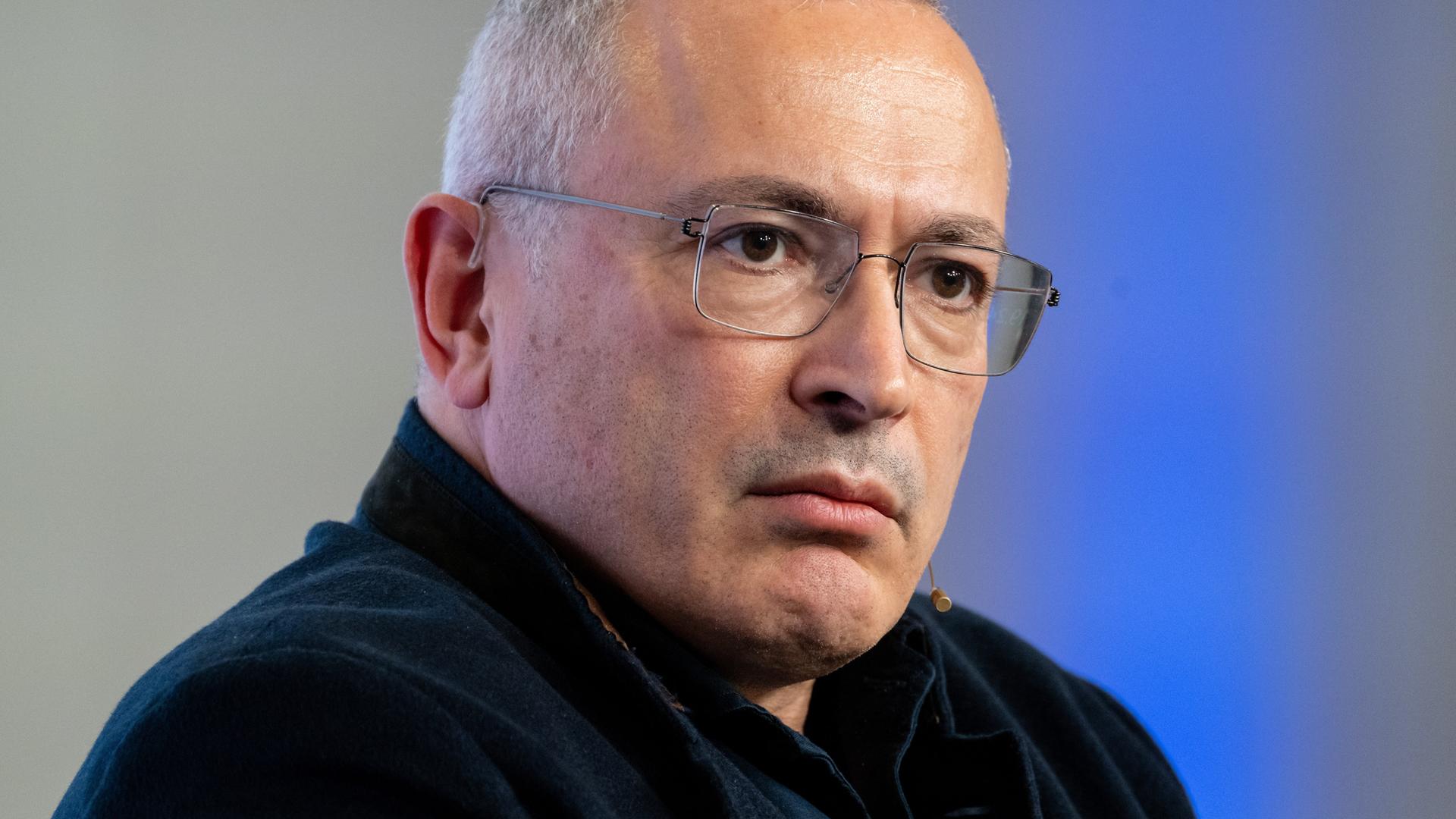 Der russische Regimekritiker Michail Chodorkowski schaut bei der Münchner Sicherheitskonferenz ernst zur Seite. Der russische Regimekritiker Michail Chodorkowski schaut bei der Münchner Sicherheitskonferenz ernst zur Seite.
