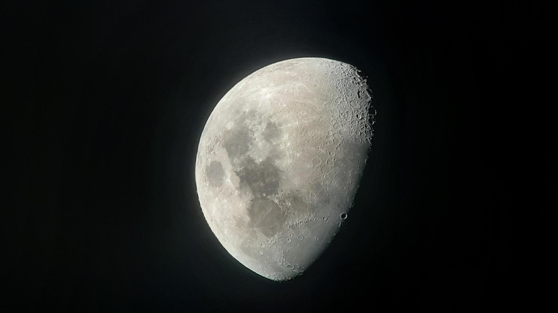 Der Mond mit leichtem Schatten