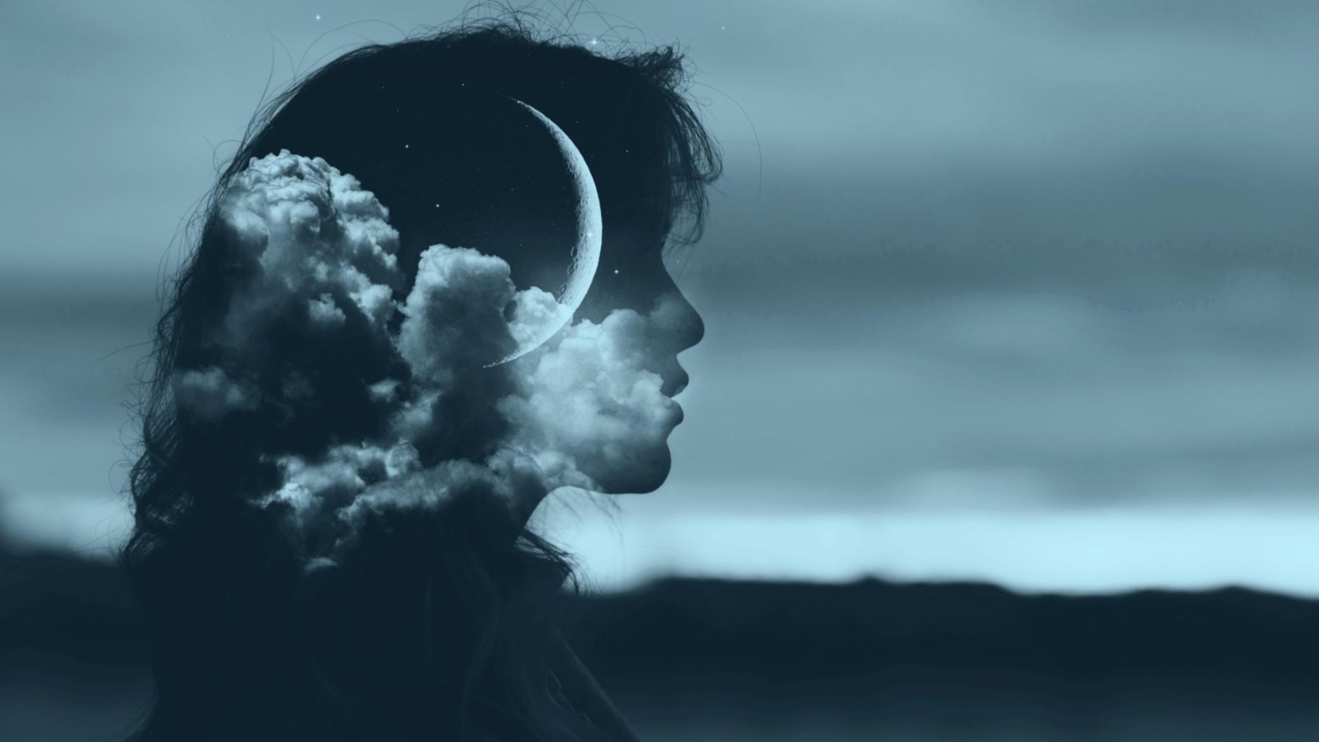 Silhouette einer Frau mit Wolken und Mond im Haar 