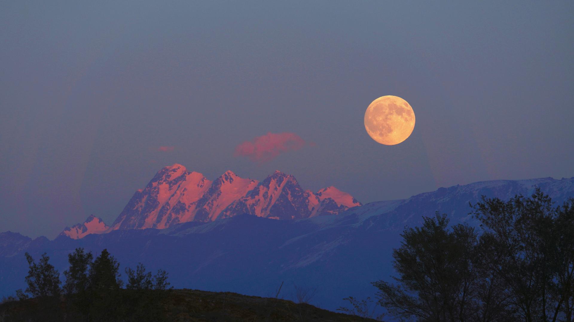 Vollmond über einem Gebirgszug