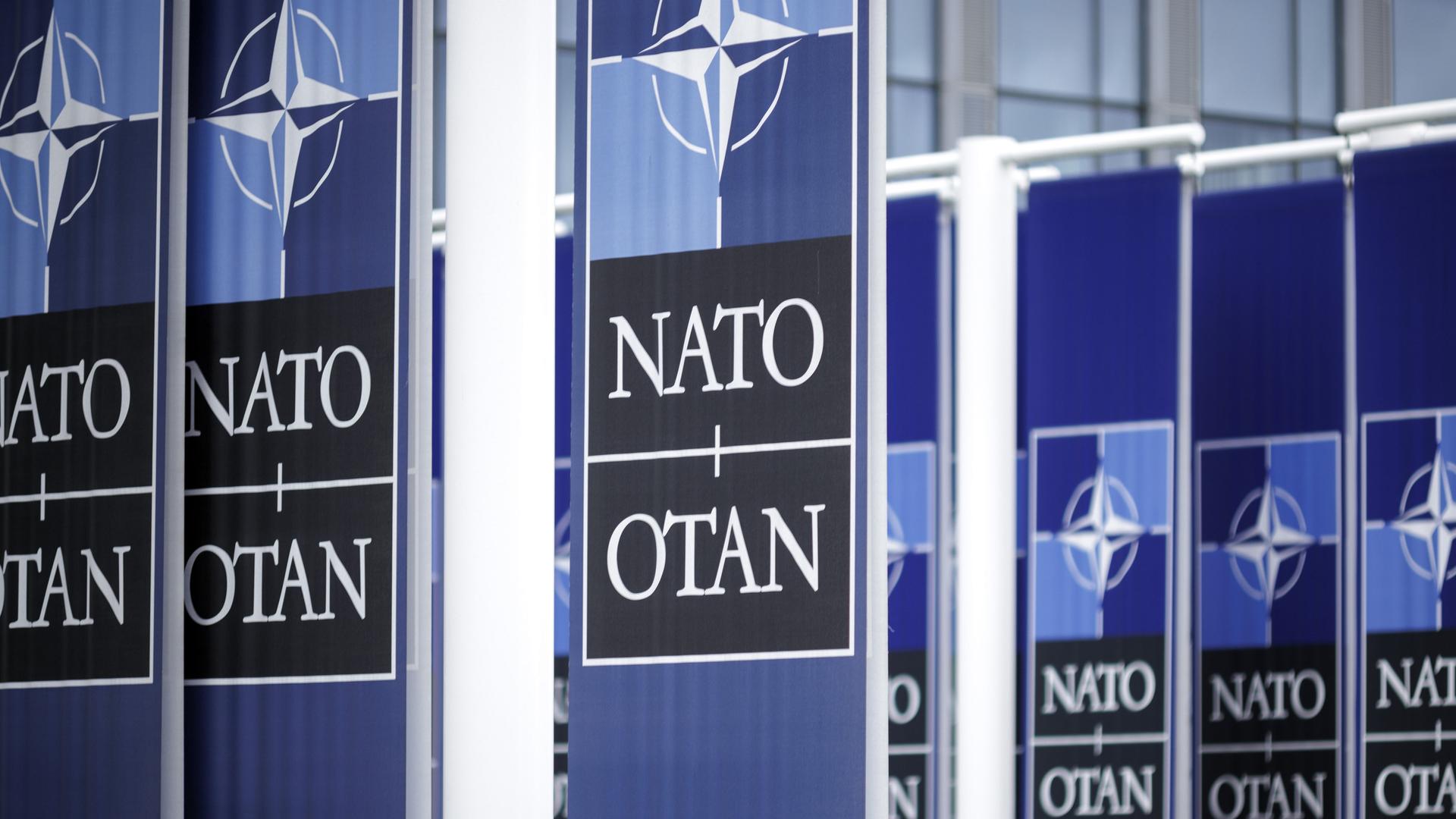 Vor dem NATO-Hauptquartier sind mehrere Flaggen zu sehen. Vor dem NATO-Hauptquartier sind mehrere Flaggen zu sehen.